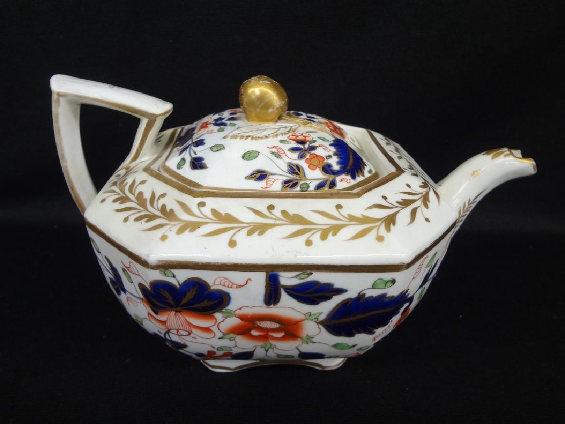 Spode Lidded Tea Pot Early 20th Century: Spode Lidded Tea Pot Early 20th Century: Great Spode Tea Pot. There are no chips or cracks and has light paint wear. A great Spode tea pot.