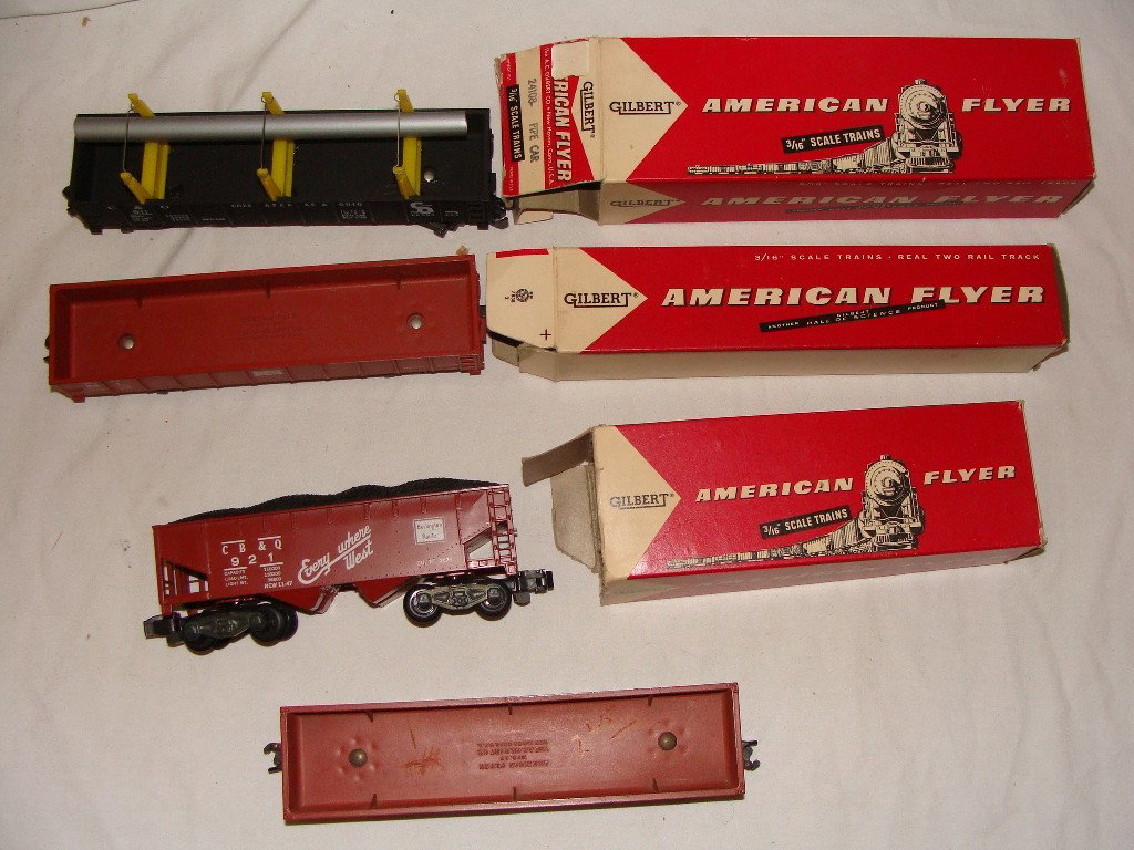 American Flyer Lot Train Cars w Boxes: Lot Includes a 921 Coal Car in box, 911 Pipe Car w/1 Pipe in the 24108 Pipe Car Box, Lot of 2 941 Gondola Cars in partial flap boxes, all cars show very little to no use.