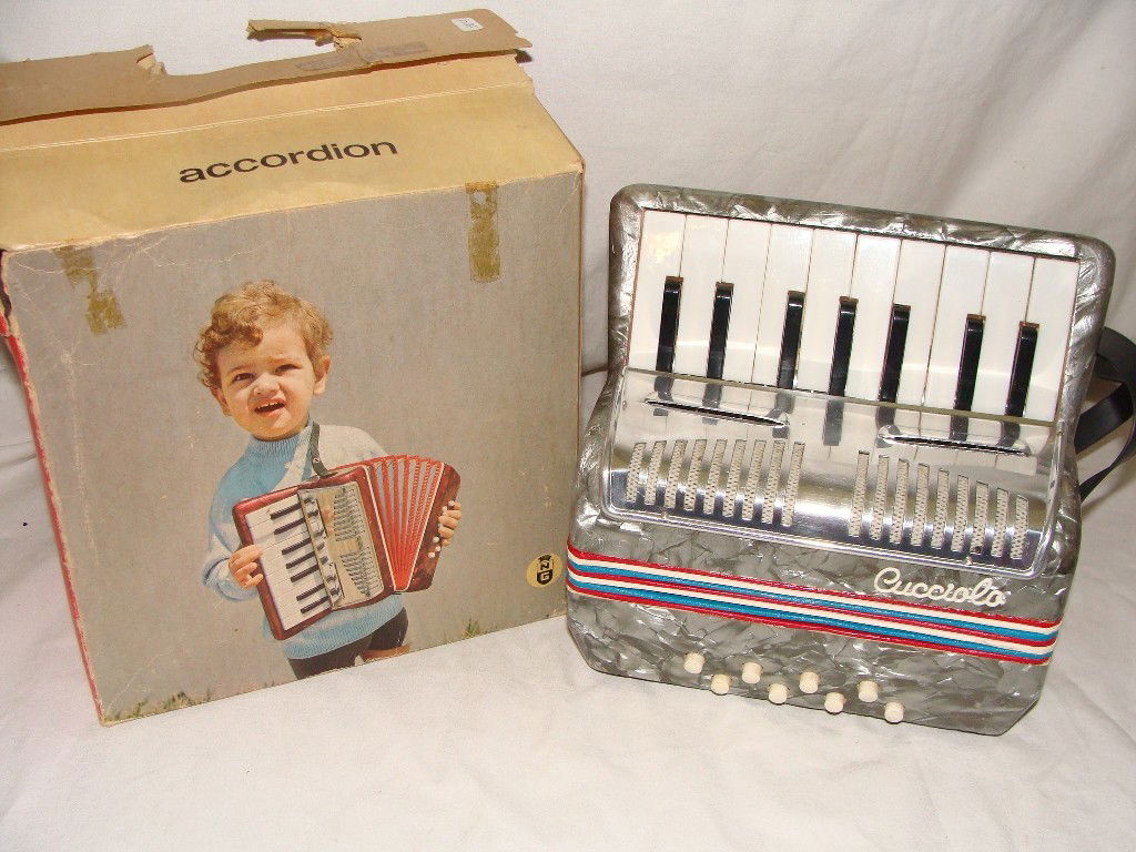 Vintage Nellon Giaccaglia Italian Accordion fisarmo: Early Italian Child Size Button Box Accordion w original Box,. Bellows show no rips or tears, with some minor wear to the edges, buttons and keys function properly, a few minor surface scratches, over
