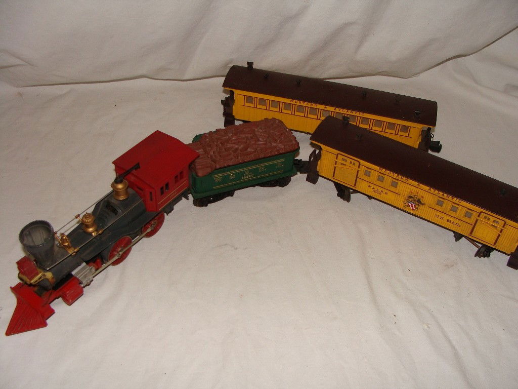 Lionel General 4 pc Train Set 1862 Loco: Set includes the 1862 General Locomotive, 1862T Tender, 1865 & 1866 Cars, no breaks in the plastic, decals are complete, wheels need lubricant.