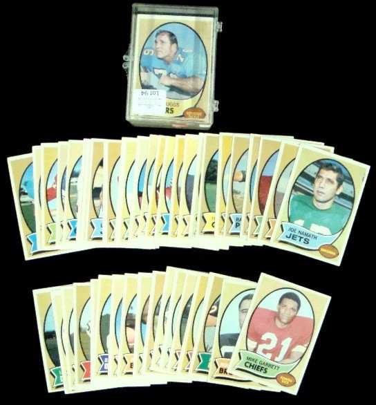 1970 Topps Football Card Lot (90+): Lot of (90+) 1970 Topps Football Cards; overall condition is EX to NM and includes some stars, minor stars and commons; stars include #1 Len Dawson, #20 Leroy Kelly, #30 Bart Starr, #55 Ray Nitschke, 