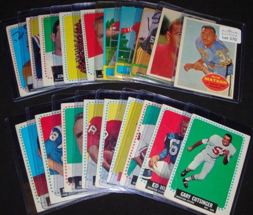 1960-64 Topps Football Card Lot, Bell Rookie: Lot of (19) 1960-64 Topps Football Cards; overall condition is VG-EX to NM with some variations; includes (2) 1960 Topps - #63 Ollie Matson and #116 Hugh McElhenny; (3) 1963 Topps - #91 Jim Ringo, #13