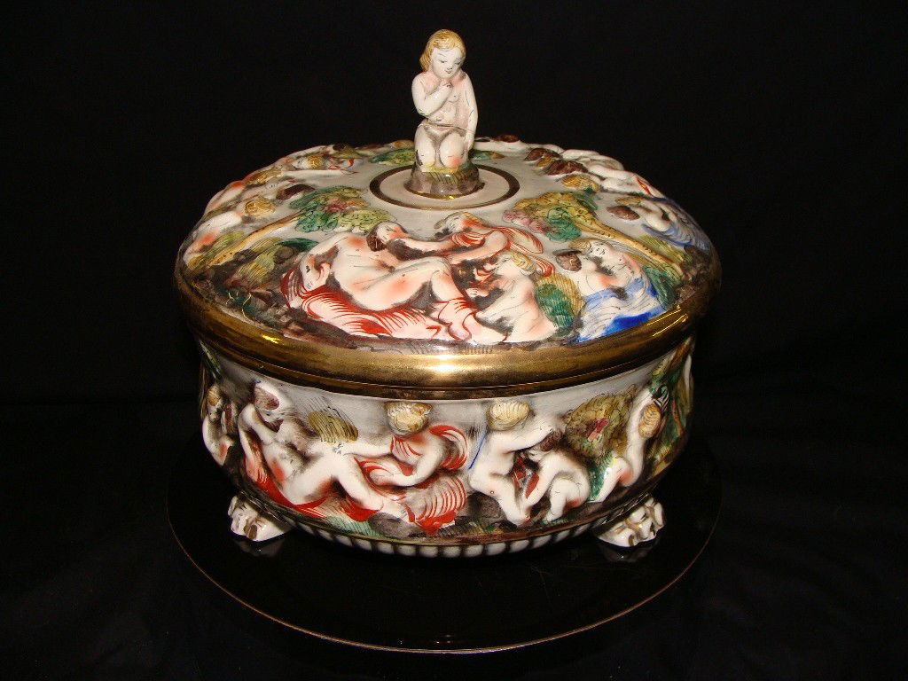 Capodimonte 7366/723 Cherub Lidded Trinket Dresse: A repair has been made to the figural cherub handle