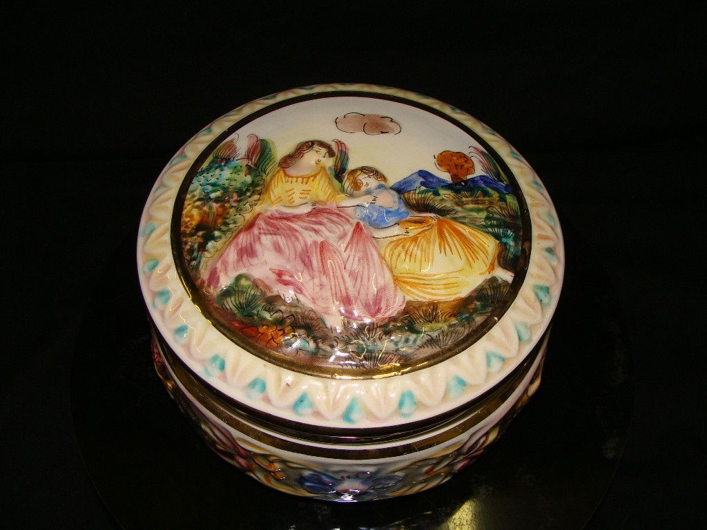 Capodimonte Covered Dresser/Trinket Box: 6" round and 3 1/2" tall