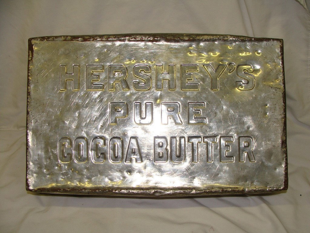 Hershey's Pure Cocoa Butter Large Aluminum Pan: Measures 20"x 12 1/4" x 4 1/2" tall