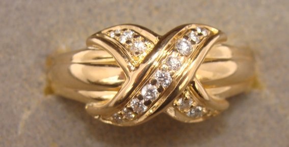 1990 TIFFANY PALOMA PICASSO 18K GOLD DIAMOND X RI: APPROX SIZE 7, WEIGHTS 7 GRAMS, MARKED TIFFANY ON INNER BAND