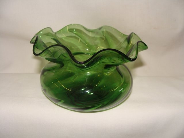 Signed WEBB Spun Ruffled Glass Bowl: 3" x 5", no apparent issues