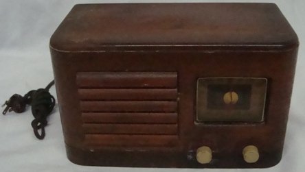 1940's General Electric model HJ-514 Walnut Radio: 1940's General Electric model HJ-514 Walnut Radio, Electric cord end needs replaced. Radio has not been tested. Tube is present.