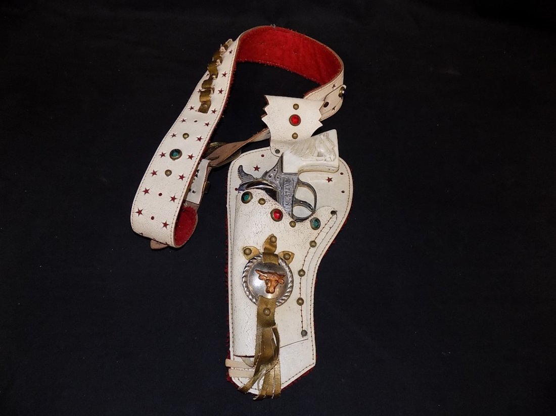 Vintage 1950's Kilgore 'Mustang" 50 Shot Toy Cap Gun: Vintage 1950's Kilgore 'Mustang" 50 Shot Toy Cap Gun W/holster. Trigger works and 'snaps'