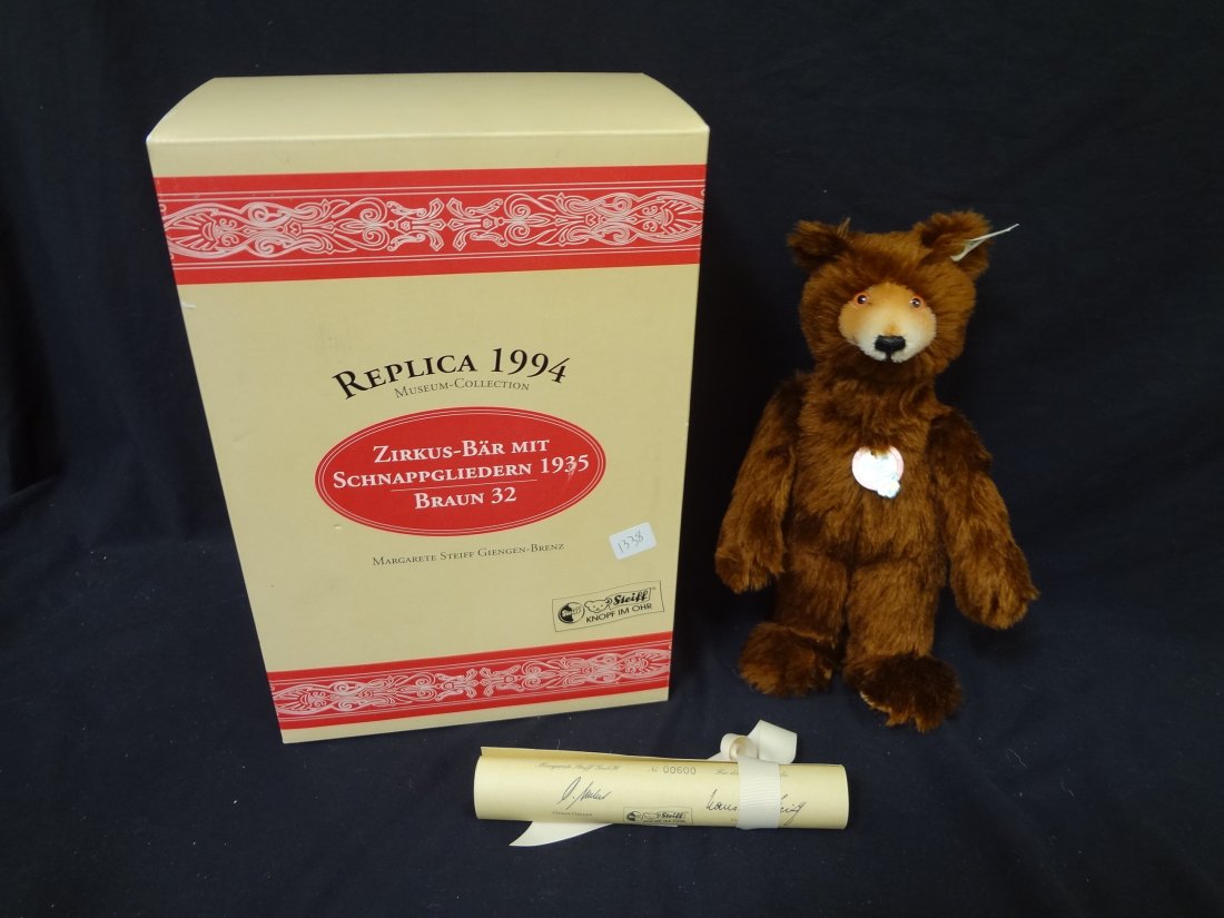 Steiff Bear Zirkus-Bar MIT Schnappgliedern 1935 in Box: Steiff Bear Zirkus-Bar MIT Schnappgliedern 1935 in Box replica 1994: A great Steiff replica bear from 1994. This bear is in mint condition, stands 12" tall, Brown 32. White tag/button in the ear, and 