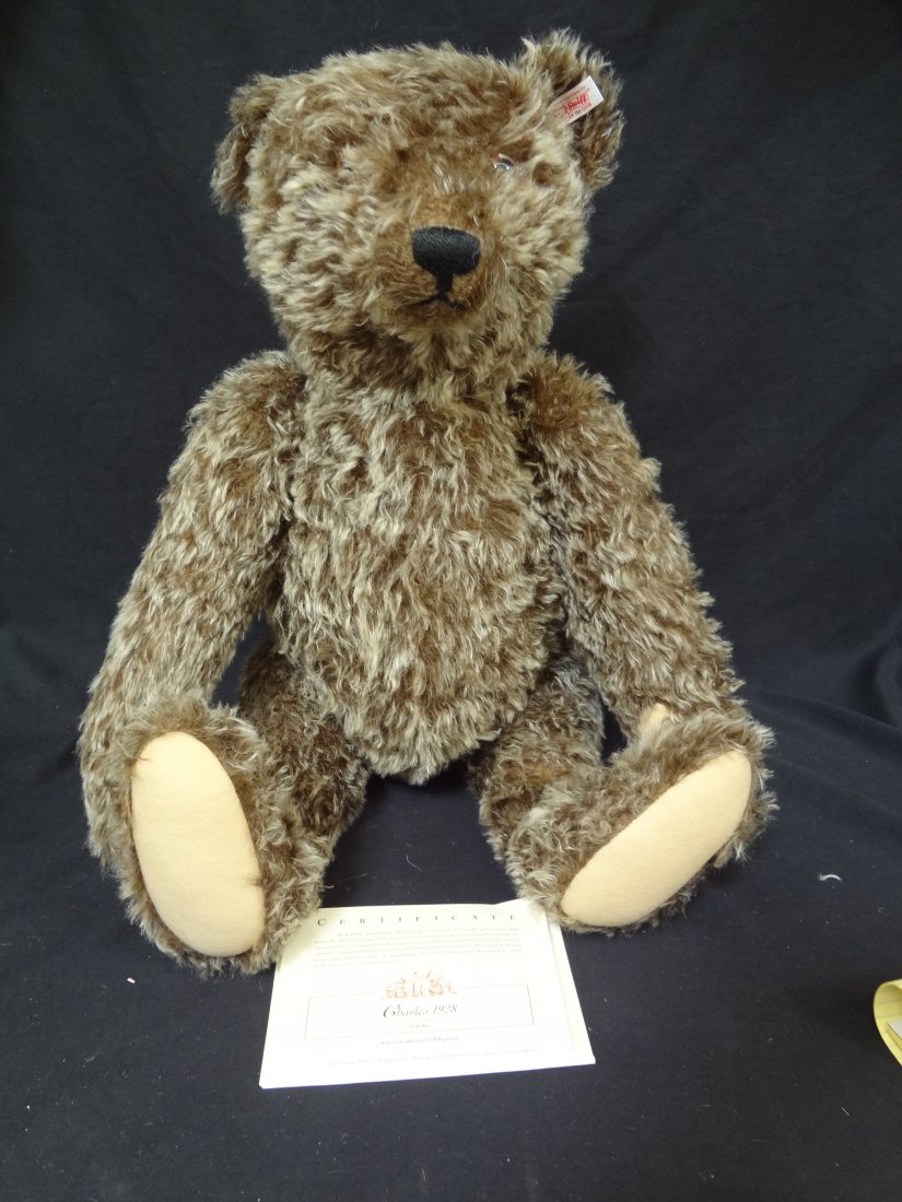 Steiff Bear "Charles 1928" Replica Bear North American: Steiff Bear "Charles 1928" Replica Bear North American Exclusive: This is a North American Exclusive Steiff bear in mint condition. Limited Edition of 1928 pieces. White tag/button in the ear with tag