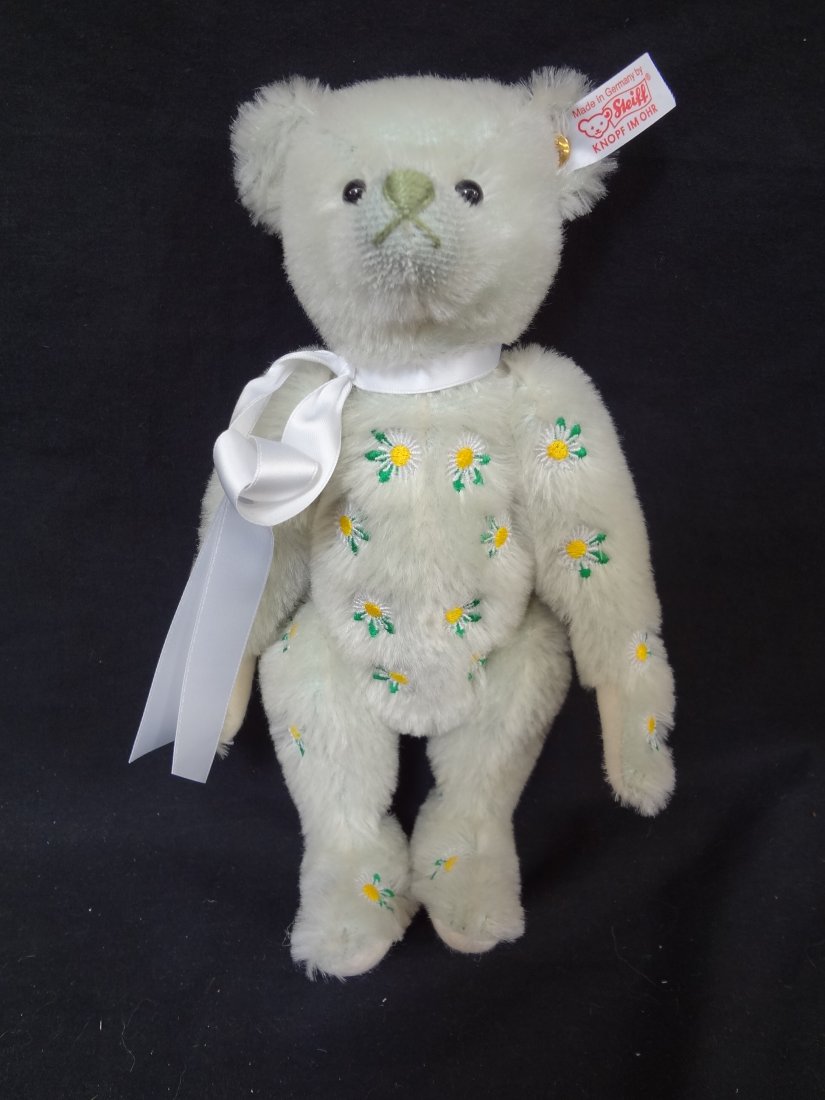 Steiff 2008 North American Limited Edition "Daisy" Bear: Steiff 2008 North American Limited Edition "Daisy" Bear: A great Steiff replica from 2008. In its specialized black bag, has a white tag/button in the ear. The tag number is 681165. The certificate nu