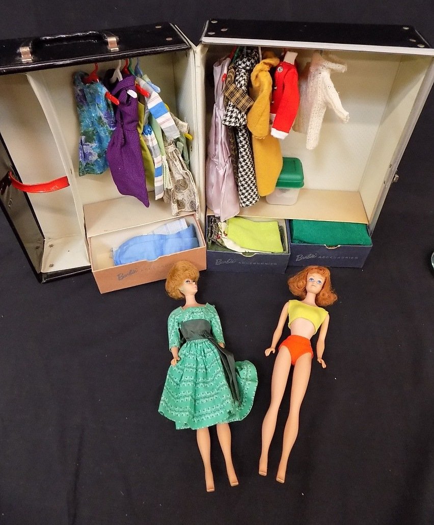 1962 Barbie Case with 2 Vintage Barbies w/Bubble/Short: 1962 Barbie Case with 2 Vintage Barbies w/Bubble/Short Hair + Multiple Wardrobes ALL ORIGINAL