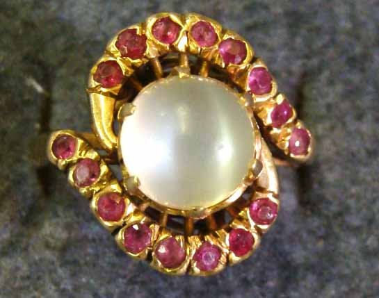 Antique 14K Gold Ring w 16 Rubies sz 6: Antique 14K Gold Ring w 16 Rubies Surrounding Moonstone, approx Size is 5.75 - 6.00, total weight is 4.6 grams