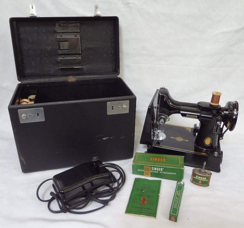 Singer Featherlite Sewing Machine in Original Box 1950 (1 of 9)