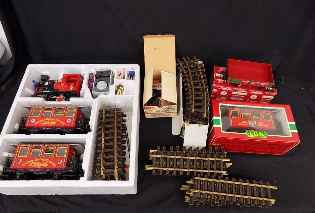 LGB 20150 Christmas Decorated Starter Set + 2 Extra: LGB 20150 Christmas Decorated Starter Set + 2 Extra Cars 1985 boxcar 3150 & 94505. Extra Track total pieces INCLUDING starter set 22 Straight sections and 14 Curved sections.