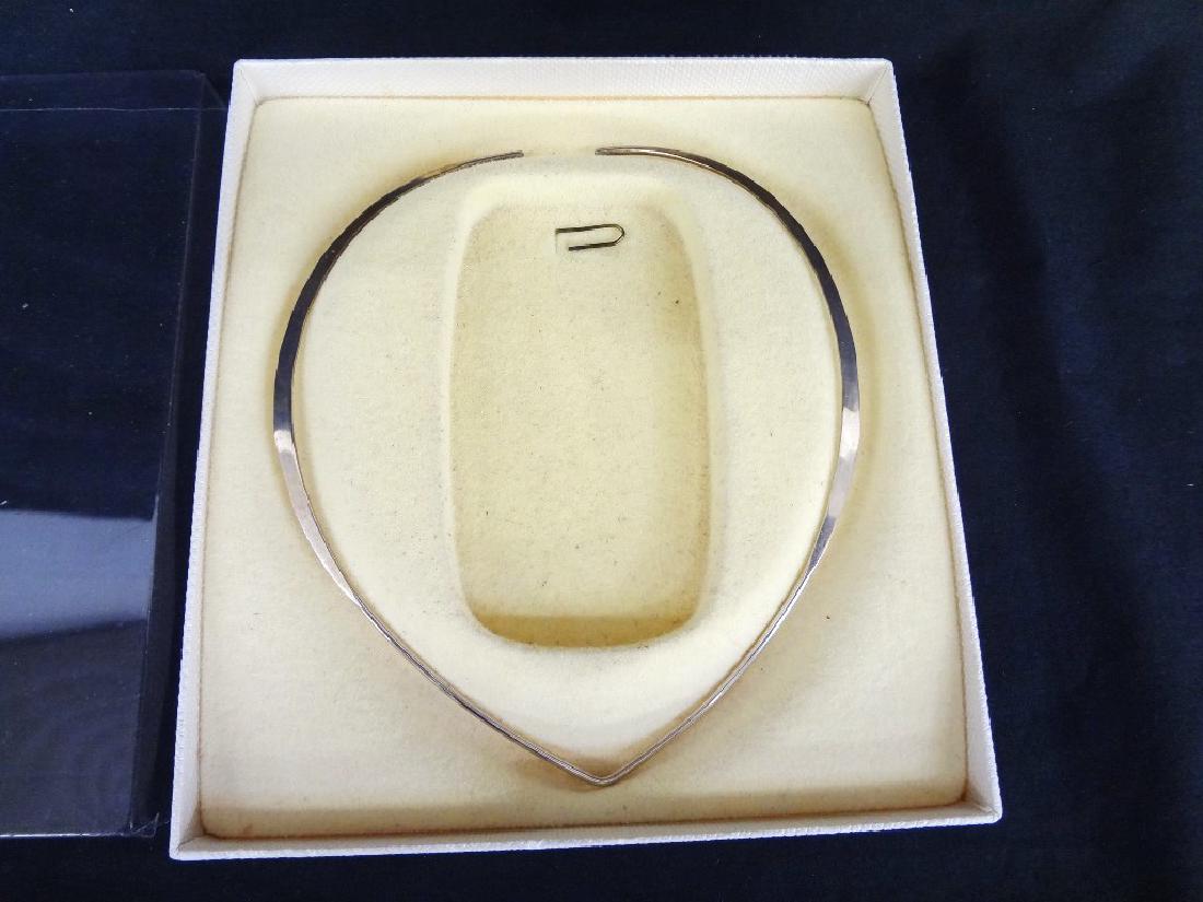 David Anderson Sterling Silver Ladies Choker: David Anderson Sterling Silver Ladies Choker: Beautiful sterling silver choker signed by David Anderson. In the original box. Measures 6 inches in length and 4.5 inches wide.