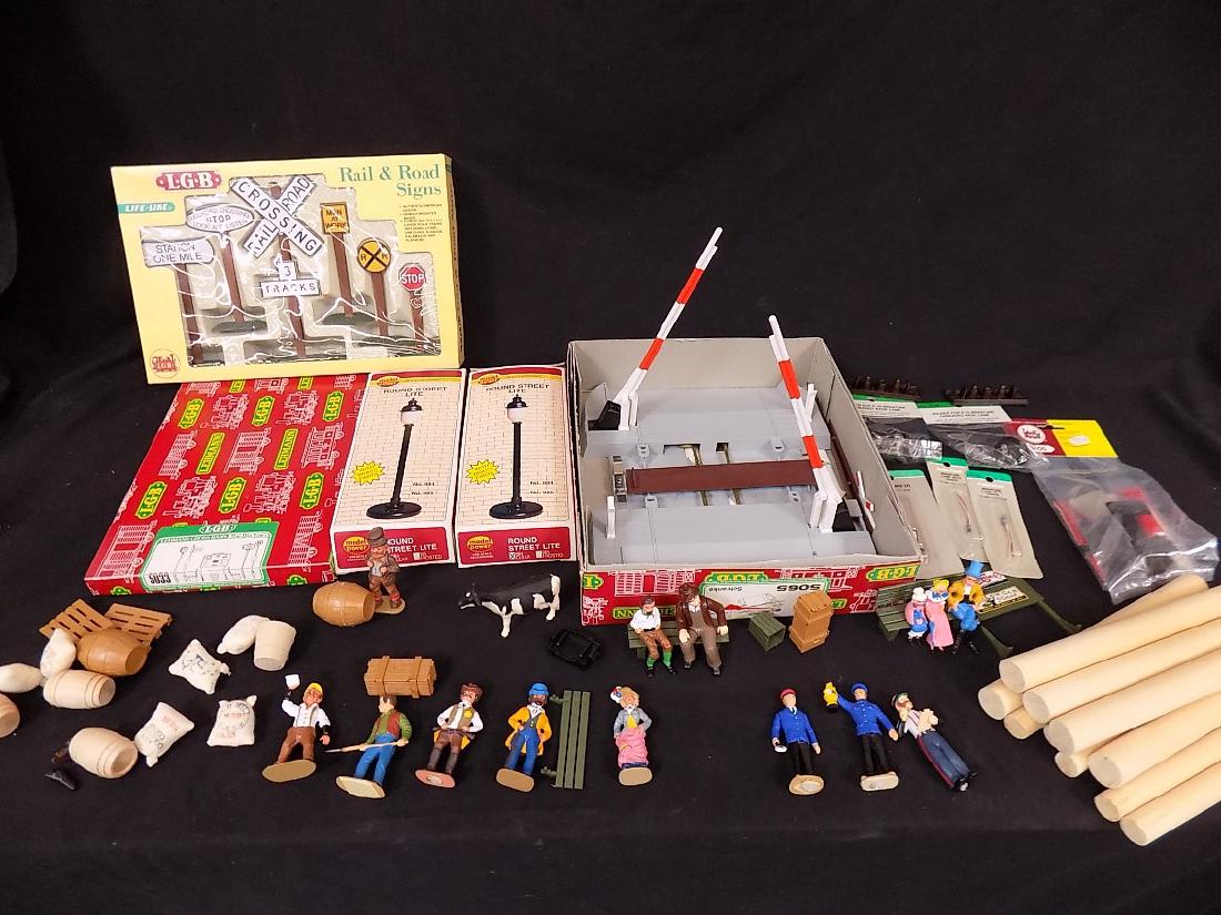 LGB Accessories Lot People, Lightposts, Crossing Guard (1 of 7)