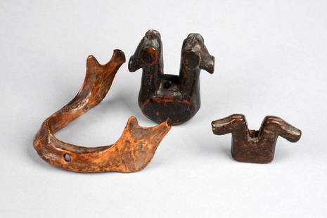 Gong handles - Philippines - Ifugao: 3 pieces, two handles, dark brown/black patina, both in shape of stylized animal heads arranged back to back, h: 4,5/9 cm; handle from human lower jaw bone, b: 11,5 cm, each with drilled holes for