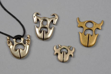 Four amulets "linglingo" - Philippines - Luzon: metal, decorated with stylized animal heads resp. seated figures.These amulets are worn either as earrings or as pendants. They are believed to have supernatural powers, bring luck and improve the