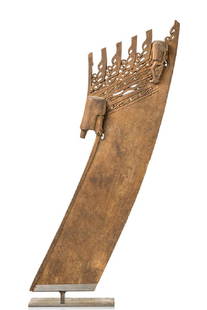 Prow ornament of a canoe - Papua New Guinea - Geelvink: wood, matt brown patina, board-shaped flattened, top end in openwork design and with incised decor, two ancestral spirit heads in characteristic "korvar" style at the same place, slightly dam. (rim),