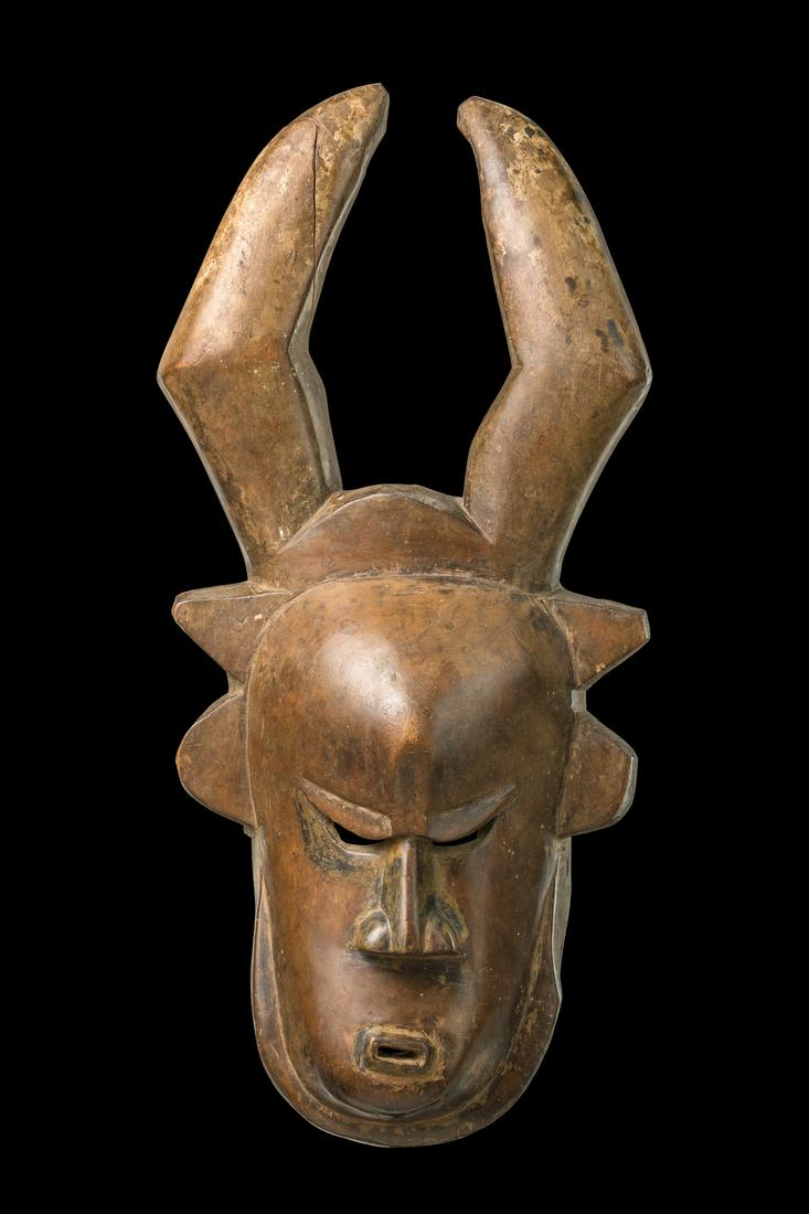 Zoomorphic mask "siginkura-ayna" - Côte d'Ivoire,: wood, pigments, water spots This mask type is related to the "do muso" masks of the Diula, which are stylistically similar to the Senufo masks. Both ethnic groups are direct neighbours of the Jimini.