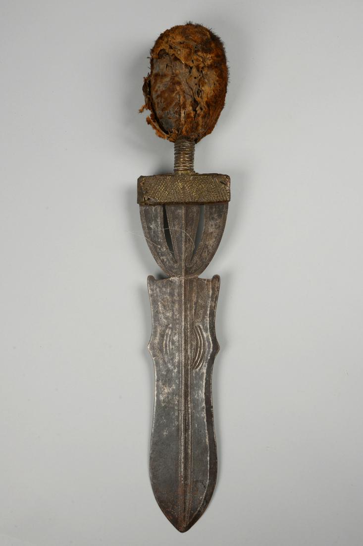 Status knife - D. R. Congo, Ngombe (1 of 2)