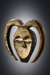 Rare horned mask "zuom" of the "beete" cult, early 20th century - Gabon, Kwele