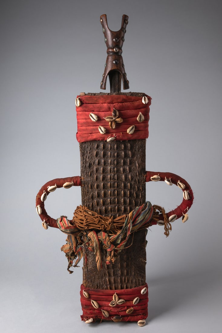 Sword in wooden scabbard with reptile skin sheath - Cameroon Grassfields, Babungo-Bamunka area (1 of 4)