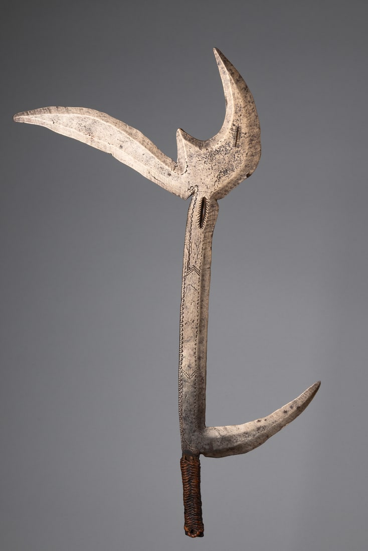Throwing knife "kipinga" - D. R. Congo, Azande (1 of 2)