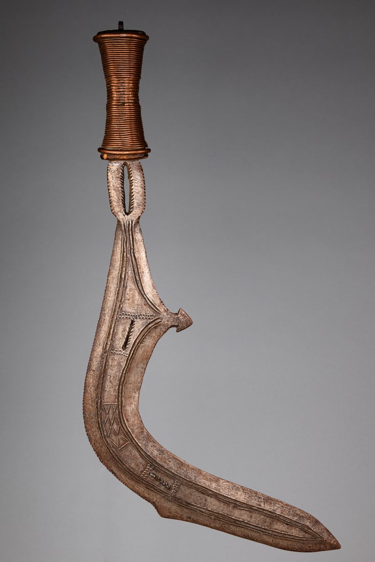 Sickle-shaped status knife "magia" - D. R. Congo, Togbo, Dakpa, Mbugbu, Yagpa, Nsakara, Wada, Ngapu, (1 of 3)