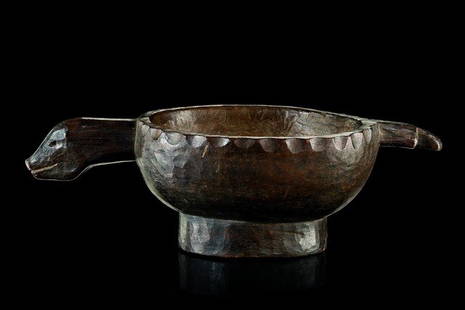 Zoomorphic bowl "kinahu" - Philippines - Ifugao: wood, dark brown patina, ring-shaped base, notched decor at the rim, plant fibre loop for support, slightly dam., crack at the base spread with mass;bowls of zoomorphic shape are called "kinahu" -