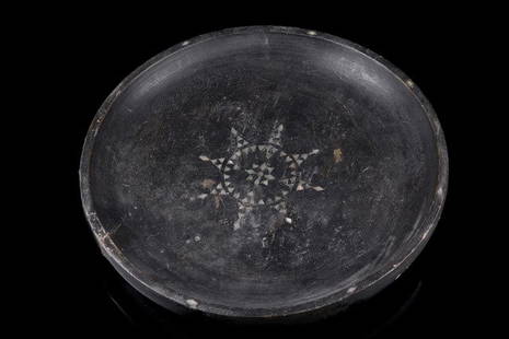 Round dish - Indonesia: wood, matt black patina, flat, circle ornament with mother of pearl inlay in the centre, min. dam., crackD: 40,5 cmProvenance:English Private CollectionLit.: Barnes, Ruth, Ostindonesien im 20.