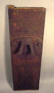 Interior wooden wall panel "laso so hagu" - Indonesia: wood, matt reddish brown patina, small traces of red paint, the upper part decorated with incised curved and floral ornaments, a hook-shaped element with two loop-like projections underneath, min.