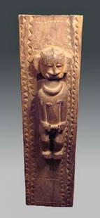 Architectural element - Indonesia - Nias: wood, middle brown patina, cavities backside, to the front carved with a standing male figure in half relief, incised jagged pattern on both sides, min. dam., cracks, missing partsH: 112 cm; B: 29