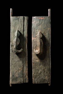 Two door wings "eka manaka - Indonesia - Timor: wood, matt blackish brown patina, massive handles in zoomorphic form (lizards), min. dam., cracksH: 125 cm; B: 63 cm (both)Provenance:August Flick, Cologne, GermanyContinent: Asia