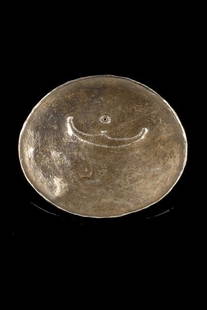 Disc-shaped ornament - Indonesia - Timor: silver alloy, hammered disc with raised rim and embossed sickle-shaped head-hunter emblem, drilled hole for support, min. dam., scratches backsideD: 15 cmProvenance:August Flick, Cologne,