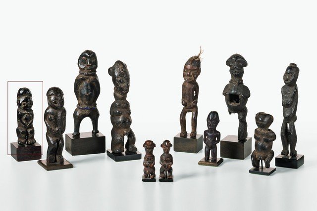 Small power figure "mu po" - Cameroon Grassfields,: wood, blackish brown shiny patina, encrusted in some areas, cap-like coiffure, cavity for insertion of magical loading in the head, slightly dam., base H: 8 cm, H: 3,1 inch Provenance: Maurice W. Shap