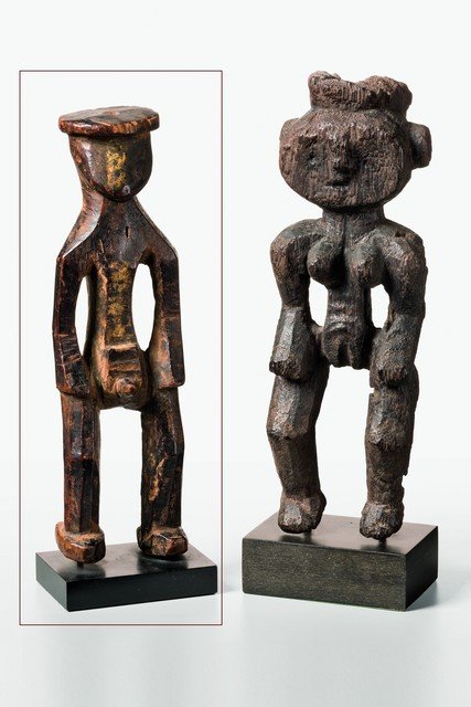 Male figure "okifa" - D. R. Congo, Mbole: light brown wood, spotty, dark brown patina, beige pigment remains, schematized forms, an oval head without recognizable facial features, crowned by a flat headgear, hole on top of the head, min. dam.