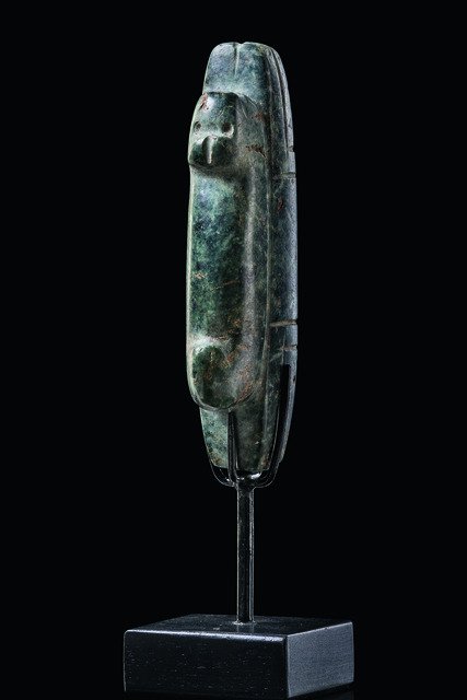 Stylized anthropomorphic stone figure - Mexico, Chontal: blackish green stone, supporting an animal on the back, slightly dam., base Proceeds will be given to the "Bürgerverein Altenhilfe e. V. Pliezhausen" H: 10,3 cm, H: 4,1 inch, ca.100 B. C. Provenance: