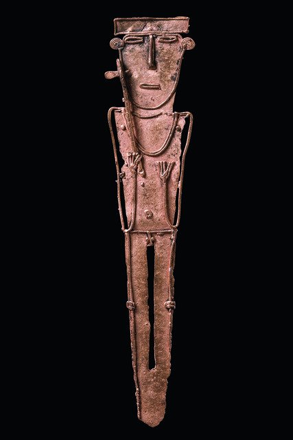 Votive offering "tunjo" - Colombia, Muisca: gold-copper alloy "tumbaga" (?), in shape of a warrior with tapering legs, reed-like bent arms, one hand clasping an axe, solely adorned with a headdress and jewelry, filigree work; "tunjos" were plac