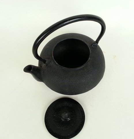 A Vintage Japanese Cast-Iron Tea Pot: xx