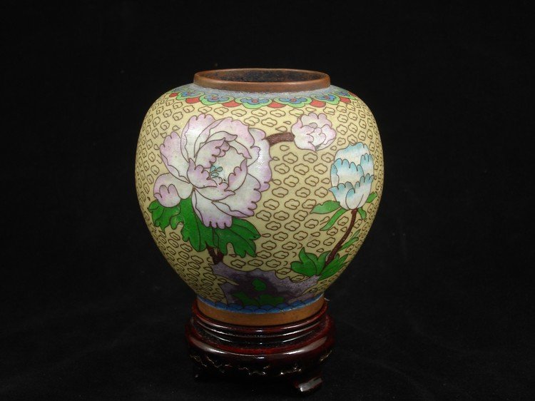 Elegant Chinese Cloisonne Round Pot with Floral Design: Elegant Chinese Cloisonne Round Pot with Floral Design Size: 4.5" Ht. Condition: good condition. (Refer to pictures.) Shipping: We provide in-house packing and shipping