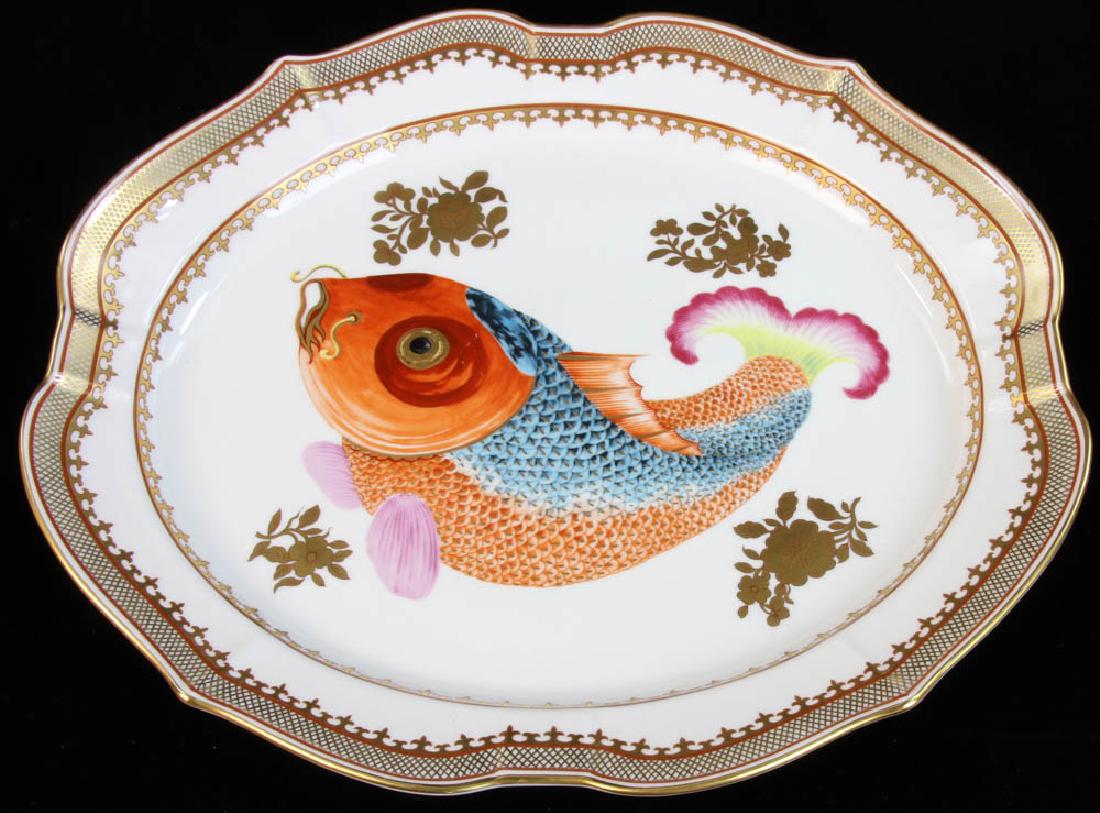 Mottahedeh Chinese Export Style Platter: Mottahedeh Chinese export-style presentation platter from the Dallas Museum of Art, 16 1/4" x 14 1/4". Provenance: Greenbaum estate.