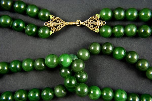 20th C. Jade Bead Necklace. - 2