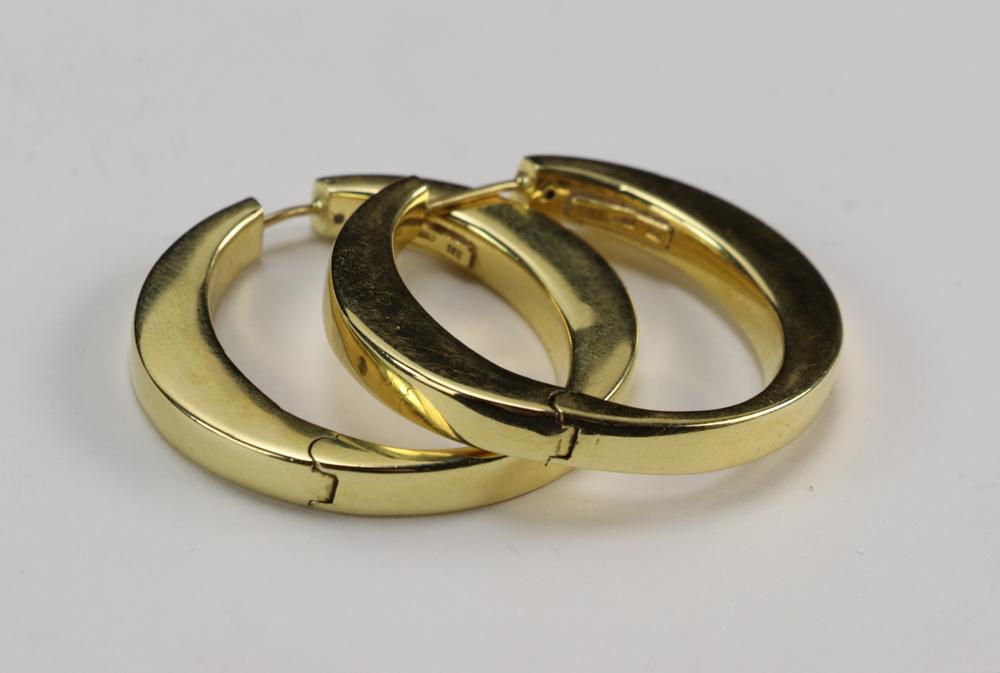 Pair of 18k Roberto Coin Italian Earrings: Pair of Roberto Coin Italy 18k gold earrings, 1 1/4" H x 1 1/2" W, approximately 6 grams TW. Provenance: From a California collector. PLEASE NOTE: payment for silver, gold, jewelry, and coins must be