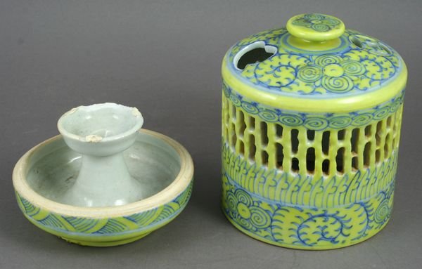19th C. Chinese Covered Porcelain Lantern - 2