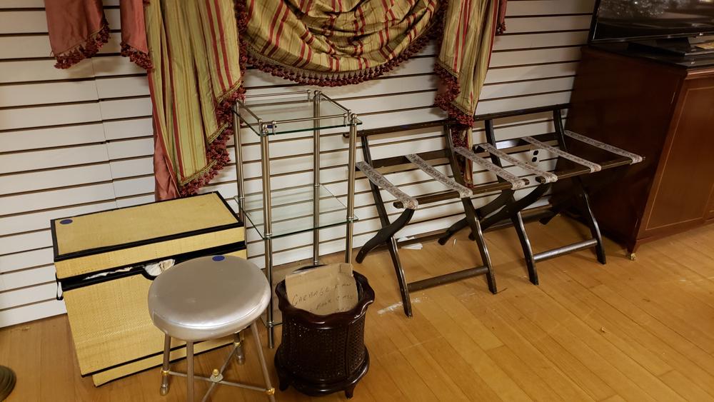 Stool, shelf, luggage rack, trash can, garment rack (1 of 1)