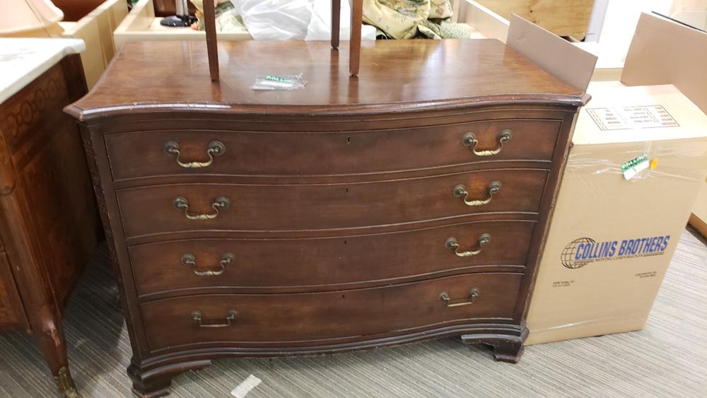 Chippendale chest, serpentine front, mahog.: Lyndon B. Johnson Suite: Chippendale chest, serpentine front, mahog.