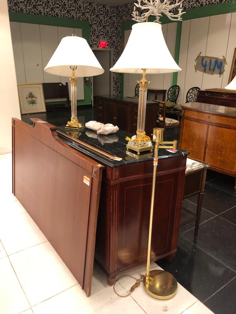 Lot of 2 brass and crystal lamps, together with 1 floor (1 of 1)